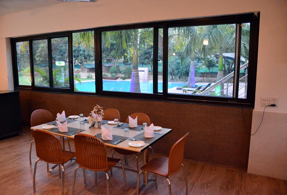 Restaurent Clarissa resort in jim corbett