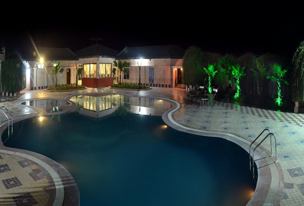 Swimming pool Gajraj Trail Resort 