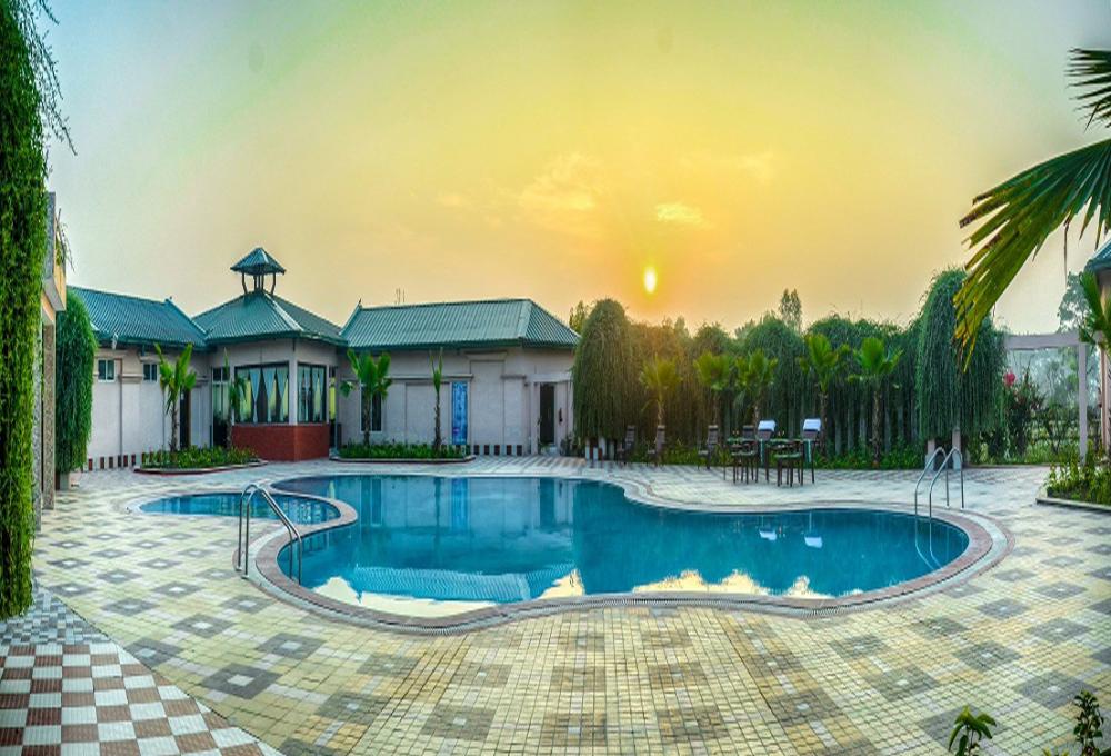 Swimming pool Gajraj Trail Resort 